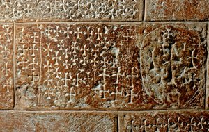 Croci incise dai crociati e dai pellegrini sulle pareti della chiesa